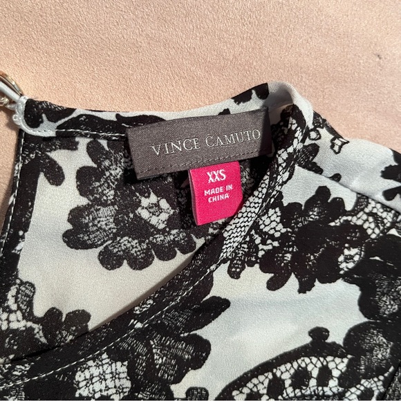 Women’s Vince Camuto cut out shoulder long sleeve B/W floral pattern top - Picture 5 of 10